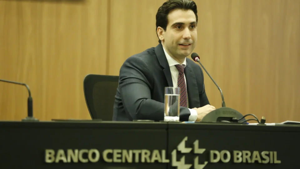Galípolo sinaliza cortes da Selic e questiona patamar dos juros para perseguir meta de inflação