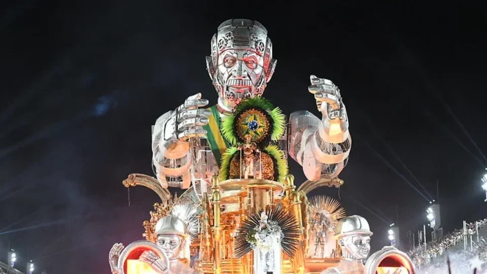 Com homenagem a Lula, Acadêmicos de Niterói abre o primeiro dia de desfile; veja fotos