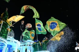 Desfile em homenagem a Lula tem ‘Bozo preso’ e Temer ‘roubando’ faixa de Dilma