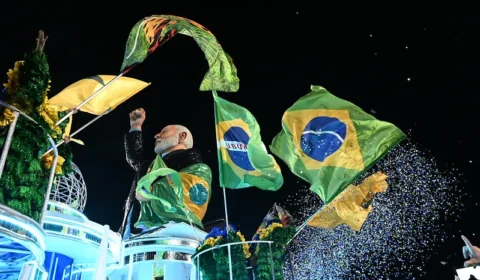 Desfile em homenagem a Lula tem ‘Bozo preso’ e Temer ‘roubando’ faixa de Dilma