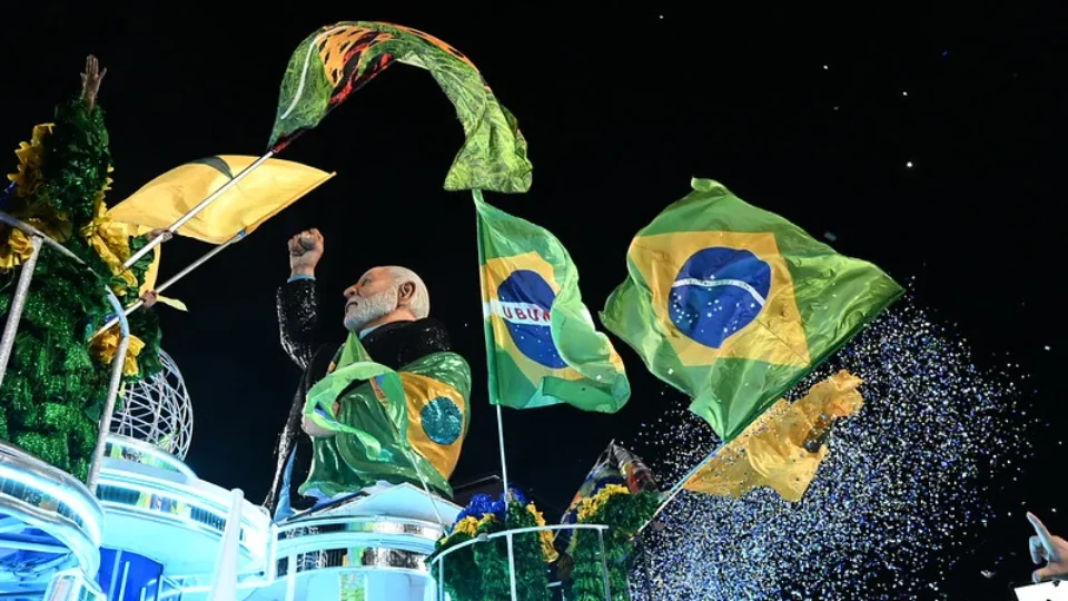 Desfile em homenagem a Lula tem ‘Bozo preso’ e Temer ‘roubando’ faixa de Dilma