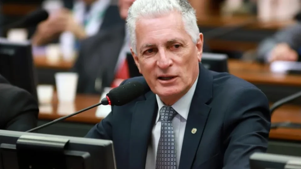 Após reportagem do ICL, deputado pede depoimento de piloto à CPMI do INSS