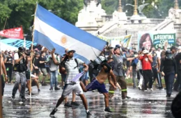 Senado argentino aprova reforma de Milei que reduz direitos e amplia jornada de trabalho