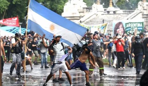 Senado argentino aprova reforma de Milei que reduz direitos e amplia jornada de trabalho