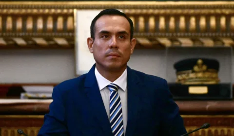 Congresso peruano destitui presidente interino quatro meses após assumir o governo