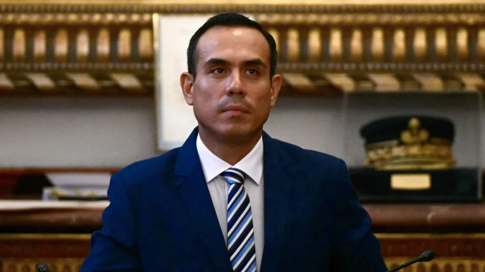Congresso peruano destitui presidente interino quatro meses após assumir o governo