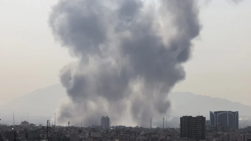 Israel lança novos bombardeios sobre a capital do Irã