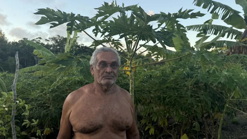 Albino Santana Neves, 75 anos, nasceu na área hoje registrada como Fazenda Barra do Cahy e relata décadas de exploração e expulsão de famílias Pataxó | Crédito: Rodrigo Chagas/Brasil de Fato