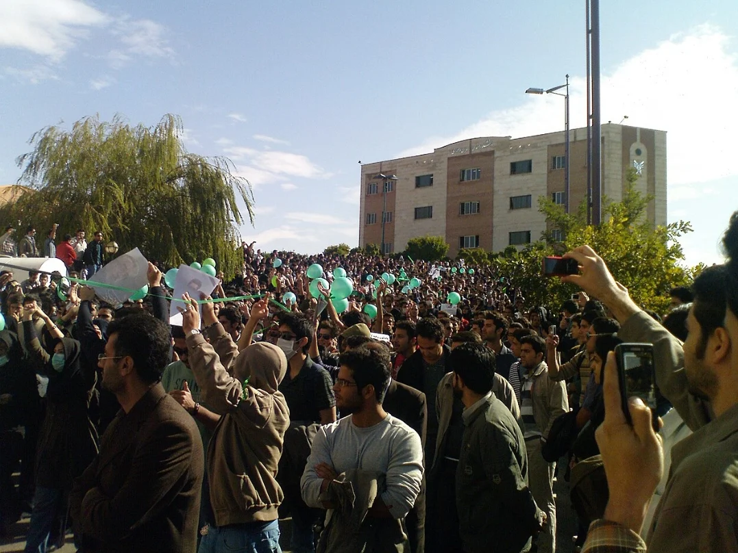 Há décadas, os estudantes iranianos vêm se manifestando contra frente a Universidade Islâmica Azad. Imagem: Asalehi/Wikimedia Commons