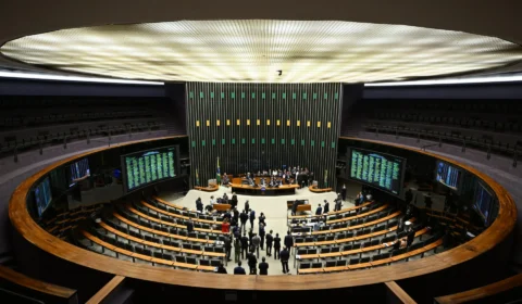 Sensacionalista: Servidores da Câmara e do Senado construirão cobertura para aumentar o teto salarial