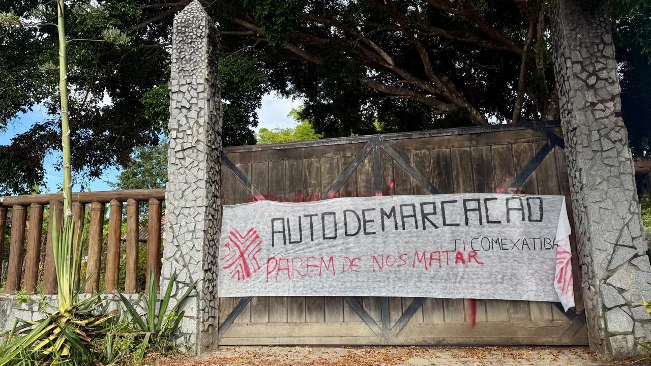 Faixa colocada à entrada da propriedade, que se estende da estrada que liga Cumurixatiba a Corumbau até a beira do mar. Segundo os indígenas, trata-se de uma das fazendas que ‘privatizou’ o acesso das comunidades ao mar (Foto: Rodrigo Chagas/Brasil de Fato)