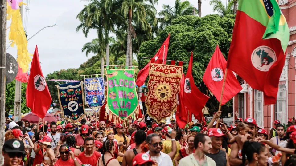 Bloco Sem Terra sai às ruas de Olinda em defesa da soberania e do direito à folia
