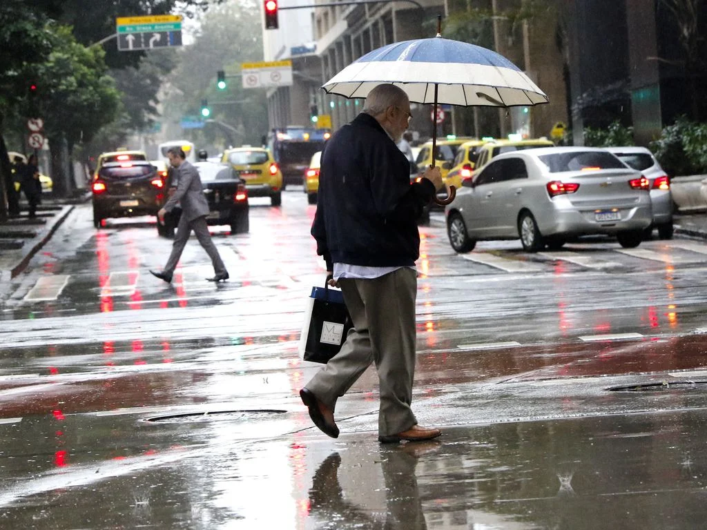 Terça deve ter chuva forte e risco de temporais em várias regiões do Brasil; veja a previsão