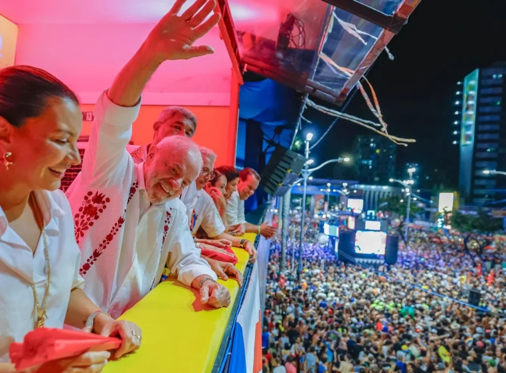 Lula vai ao Rio para desfile em sua homenagem com aliados divididos e sob alerta do TSE
