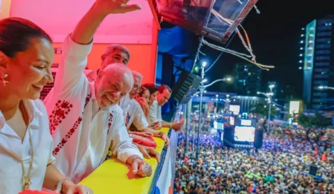 Lula vai ao Rio para desfile em sua homenagem com aliados divididos e sob alerta do TSE