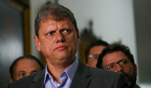 Tarcísio fez repasses de quase R$ 3 bilhões a prefeituras por apoio à venda da Sabesp