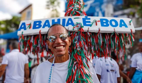 Multidão lota Rio Vermelho, em Salvador, para celebrar Iemanjá