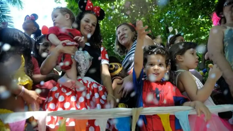 Projeto que restringe acesso de crianças a blocos de Carnaval avança na Câmara de BH