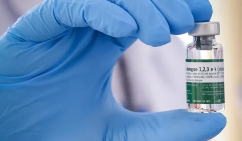 Começa vacinação de 1,2 milhão de profissionais de saúde contra dengue