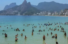 Mais de mil pessoas são resgatadas no mar do Rio durante o carnaval