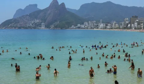 Mais de mil pessoas são resgatadas no mar do Rio durante o carnaval