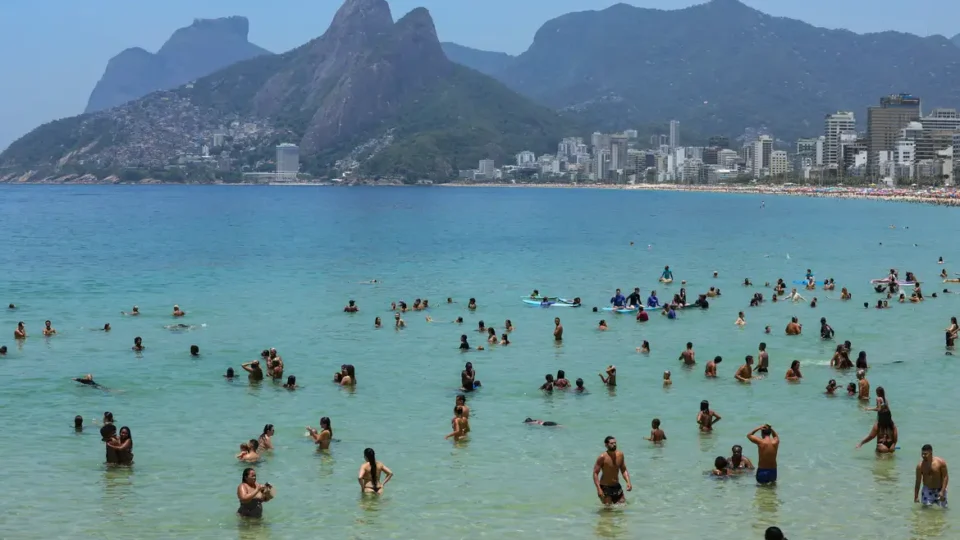Mais de mil pessoas são resgatadas no mar do Rio durante o carnaval