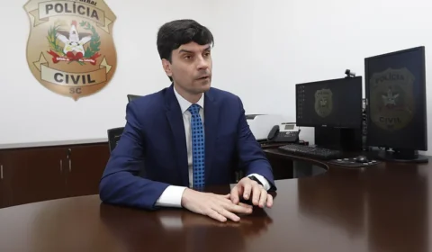 Delegado-geral deixa comando da Polícia Civil de SC após críticas do caso Orelha