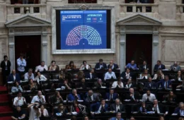 90% de adesão à greve e violência policial marcam maior protesto contra governo Milei
