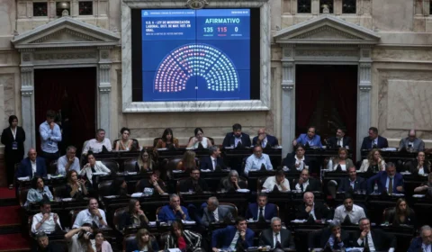 90% de adesão à greve e violência policial marcam maior protesto contra governo Milei