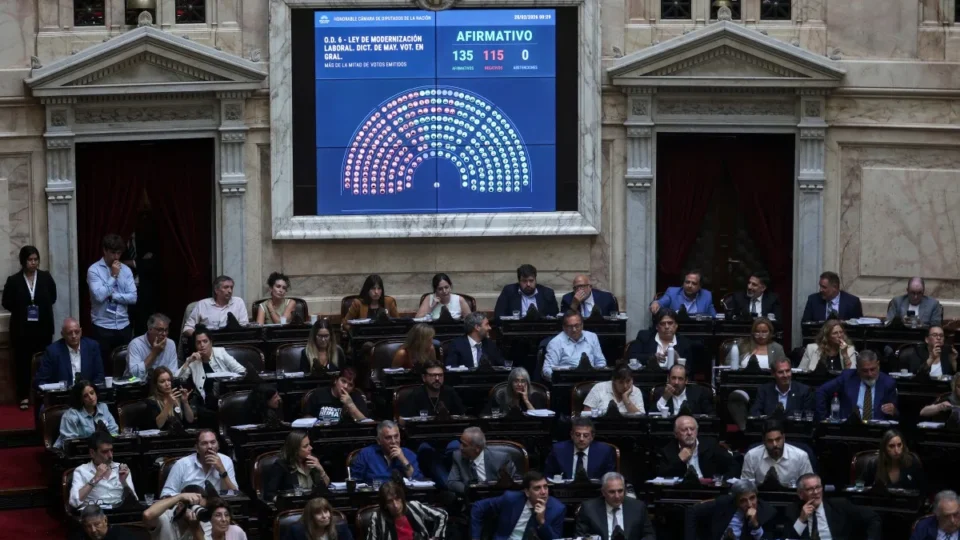 90% de adesão à greve e violência policial marcam maior protesto contra governo Milei