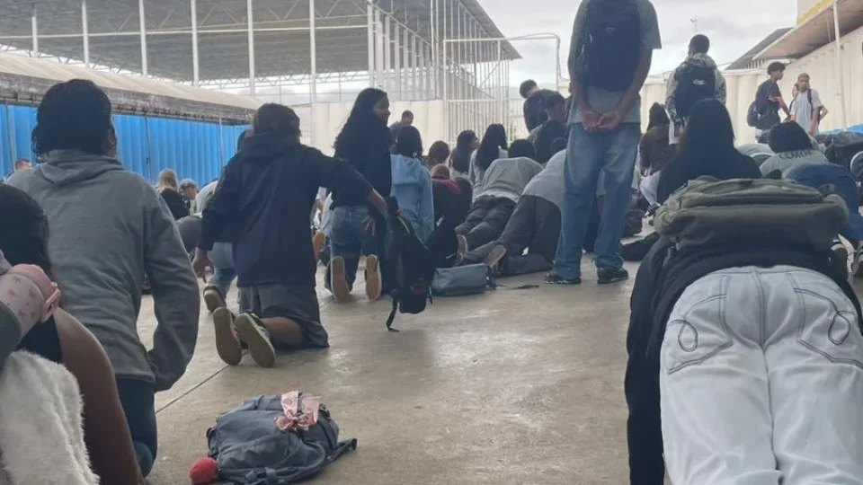 Estudantes de escola cívico-militar são obrigados a ajoelhar por uso ‘inadequado’ de casacos