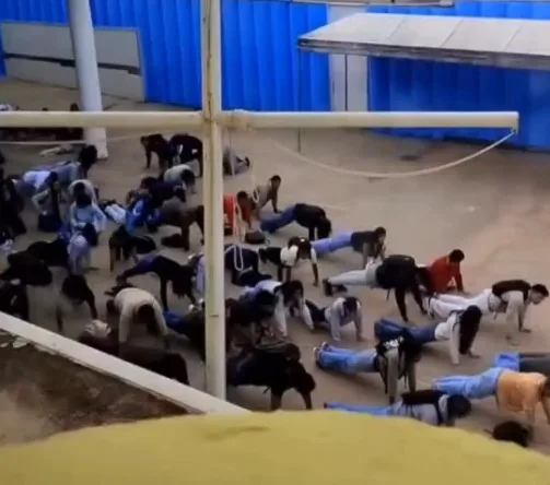 Estudantes são obrigados a fazer flexão em escola pública | Crédito: Reprodução/Vídeo Instagram UES-DF