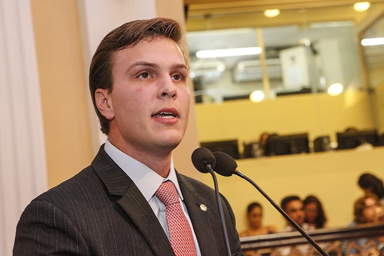 Miguel Coelho discursando na Assembleia Legislativa de Pernambuco
