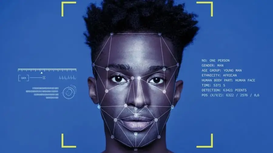 Estudos apontam taxas de erro elevadas em sistemas de reconhecimento facial ao analisar imagens de pessoas não brancas, o que pode colocar em risco os direitos fundamentais de diversos grupos. Imagem: iStock