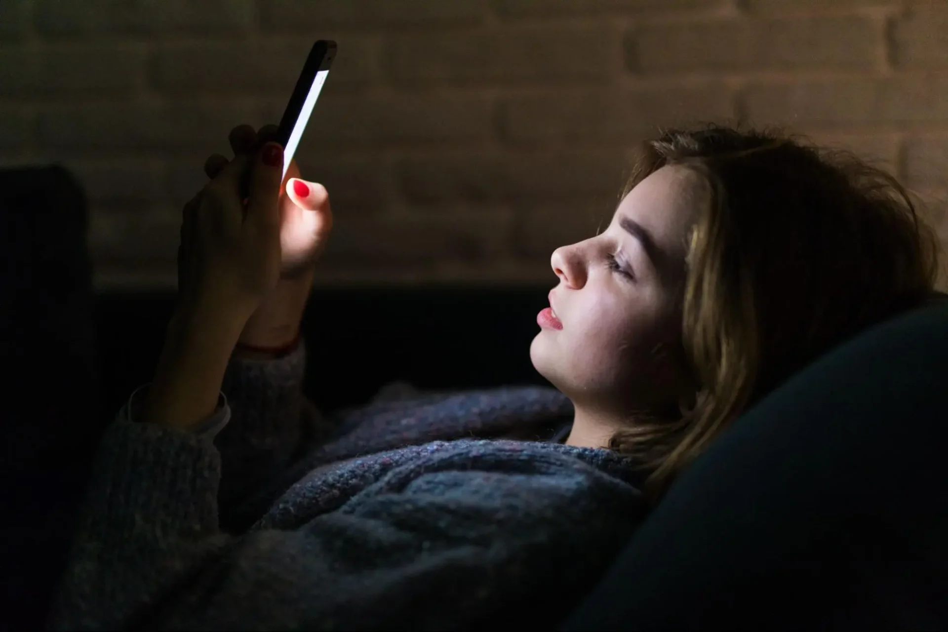 Passar horas rolando o feed das redes sociais por horas é cada vez mais comum. A cada interação com um conteúdo, seja positiva ou negativa, os algoritmos aprendem ainda mais sobre você. Foto: Freepik