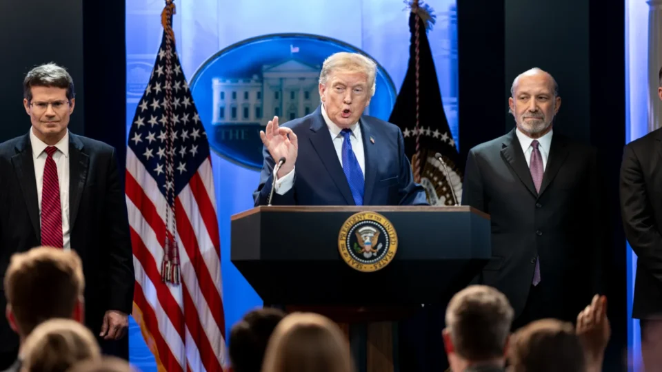 Em discurso no Congresso, Trump confronta Suprema Corte e reafirma agenda tarifária
