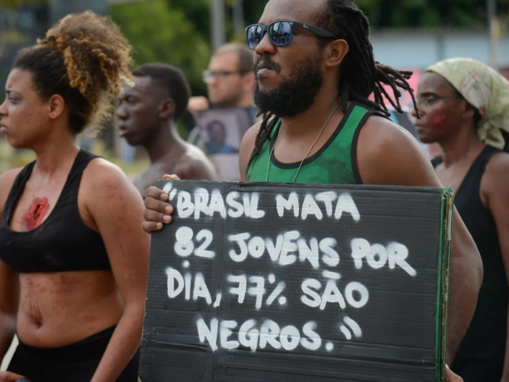 Uma das frases mais célebres de Djamila Ribeiro sobre racismo é: "É impossível não ser racista tendo sido criado numa sociedade racista. É algo que está em nós e contra o que devemos lutar sempre". Foto: Fernando Frazão/Agência Brasil