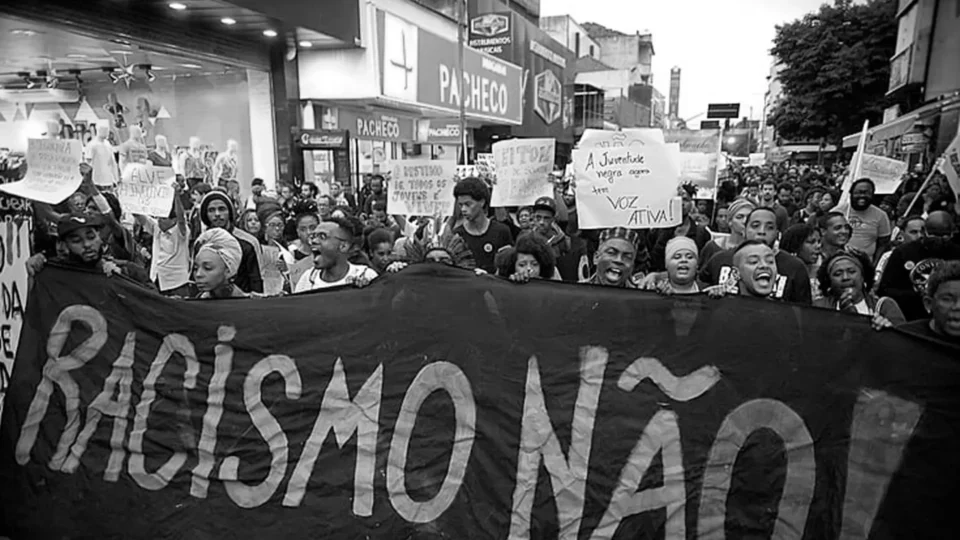 O racismo estrutural e como ele organiza a sociedade brasileira