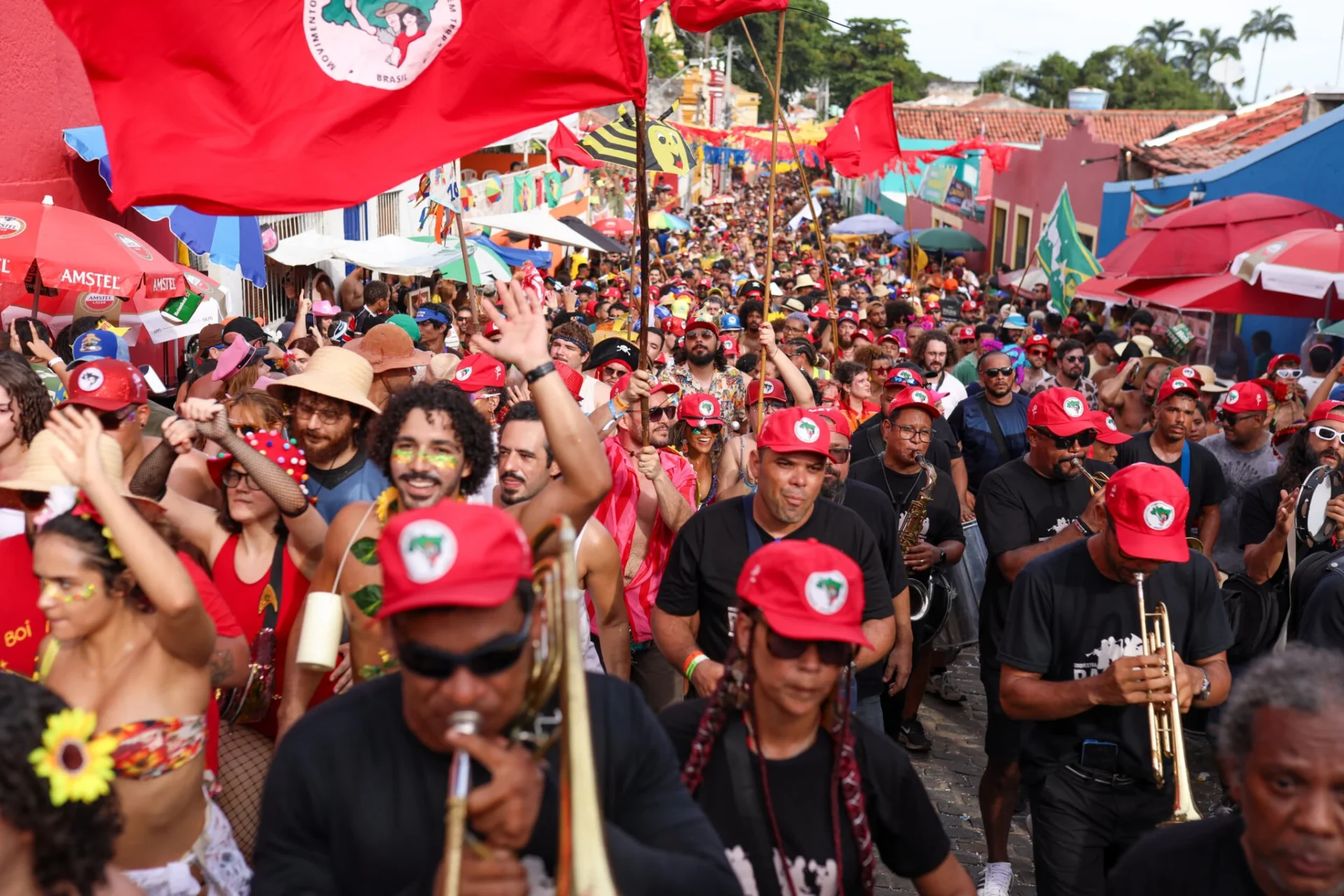 Desde 2013, os integrantes e simpatizantes do MST desfilam no centro histórico de Olinda | Crédito: Anderson Stevens/Comunicação Rosa Amorim