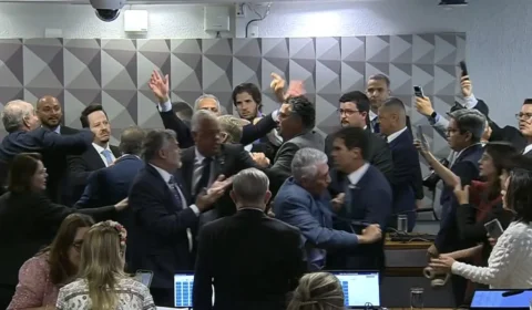 Em sessão marcada por tumulto, CPMI do INSS aprova quebra de sigilo bancário de Lulinha