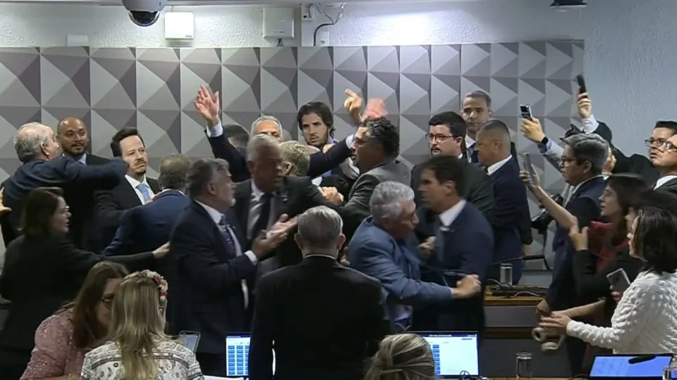 Em sessão marcada por tumulto, CPMI do INSS aprova quebra de sigilo bancário de Lulinha