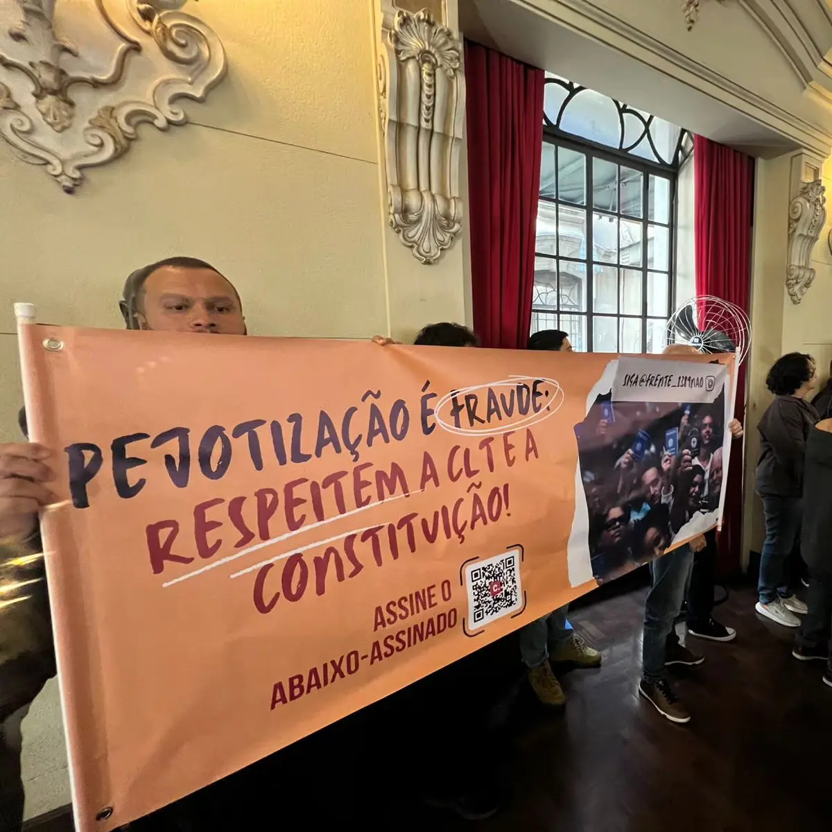 Na foto, um trabalhador exige seus direitos em um protesto contra o jurista e ex-ministro do STF, Luís Roberto Barroso. Foto: Estadão