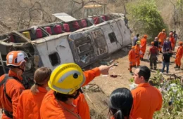 Acidente com ônibus de romeiros deixa ao menos 15 mortos no sertão de Alagoas