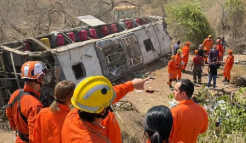 Acidente com ônibus de romeiros deixa ao menos 15 mortos no sertão de Alagoas