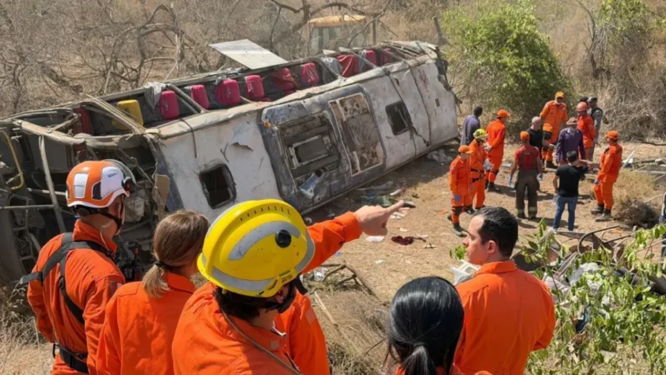 Acidente com ônibus de romeiros deixa ao menos 15 mortos no sertão de Alagoas