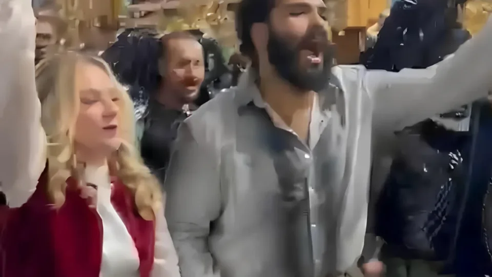 Juliana Baroni e Paulo Vieira se encontram na concentração da Acadêmicos de Niterói