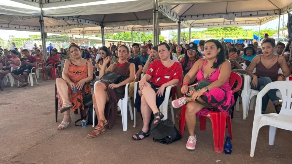 Deputadas visitam ocupação indígena contra decreto que privatiza rios amazônicos