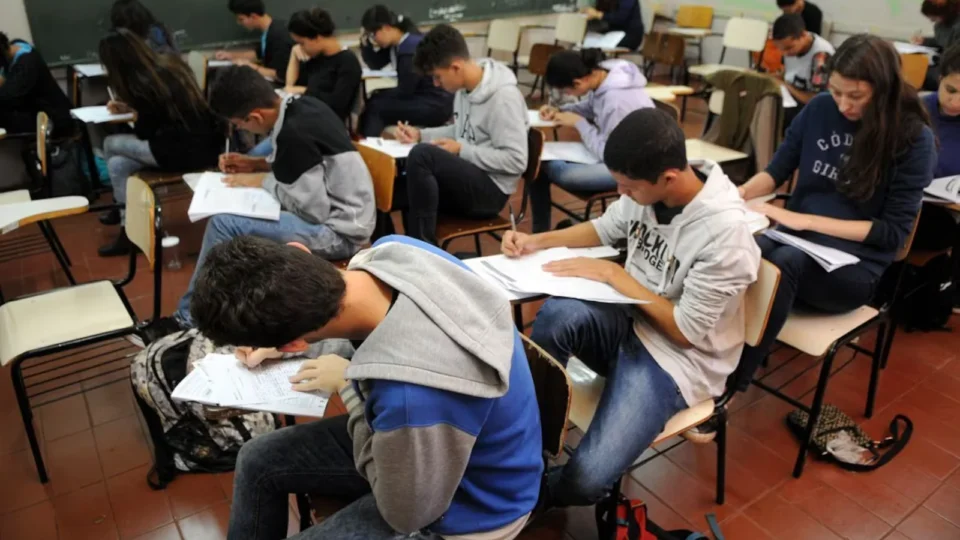 Ondas de calor aumentam chances de abandono no ensino médio público, aponta estudo