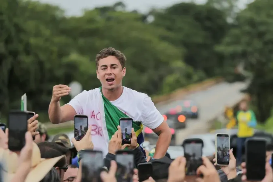 Na foto, o deputado Nikolas Ferreira em caminhada pela liberdade de Bolsonaro