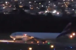 Boeing 777 da Latam abortou decolagem em Guarulhos após motor superaquecer